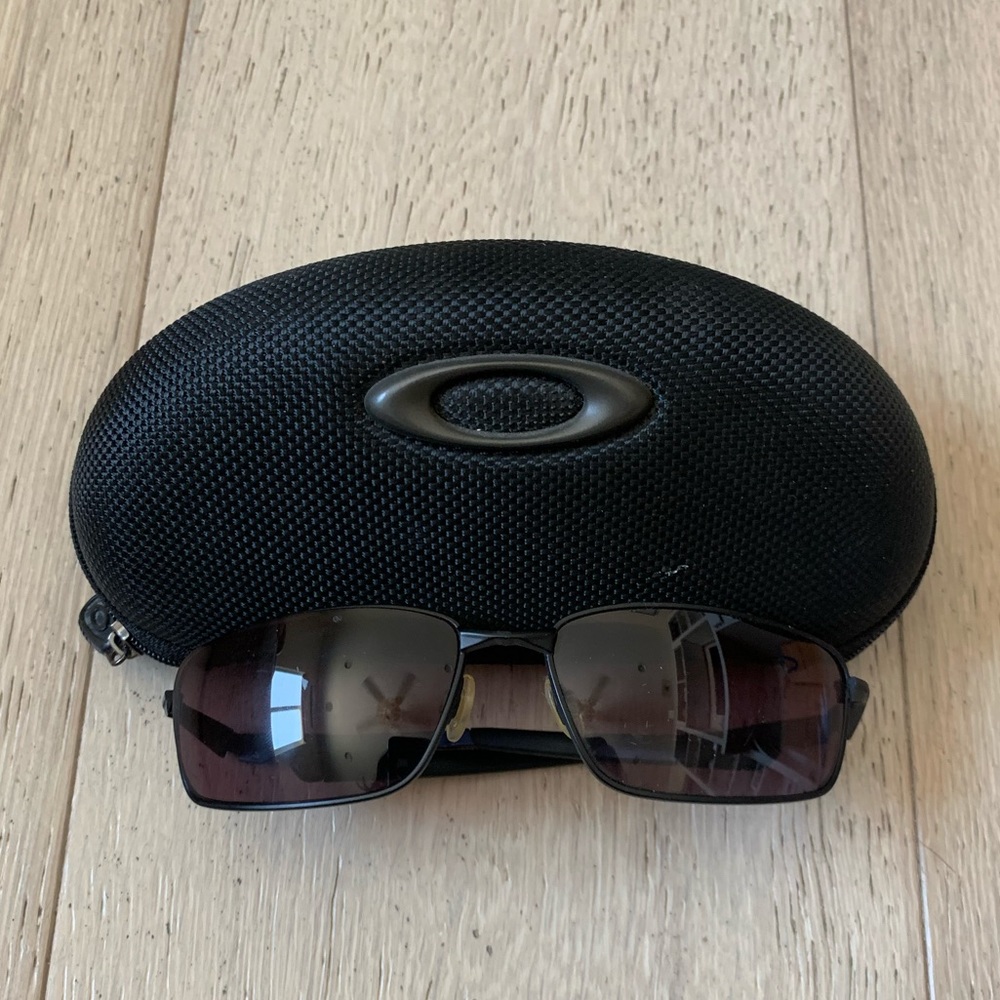 Men’s Oakley Glasses. Great condition.
